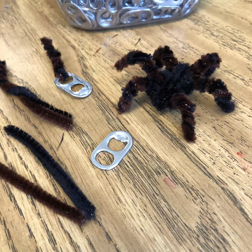 How to make a craft spider from pipe cleaners